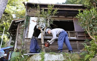 空き家対策特措法に基づいて取り壊される木造住宅（26日午前、神奈川県横須賀市）