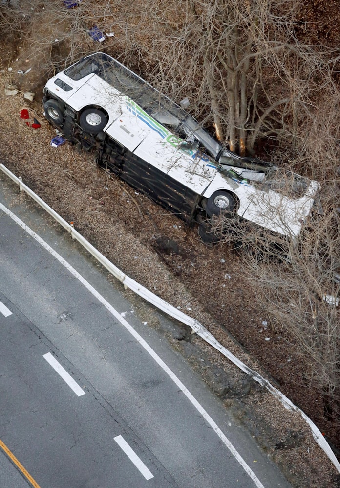 長野 軽井沢のスキーバス転落 死者14人に 27人負傷 日本経済新聞