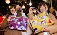 「おそ松さん」のイベントで、姉(右)が手作りした推し松バッグを手にする双子の姉妹（東京都豊島区のナムコ・ナンジャタウン）