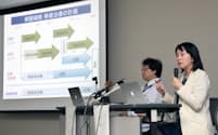 記者会見する理研の高橋政代プロジェクトリーダー(右)=神戸市中央区