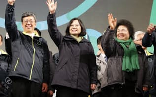台湾総統選挙で当選し、支持者に手を振る民進党の蔡英文主席（中央、1月16日、台北）=写真　沢井慎也