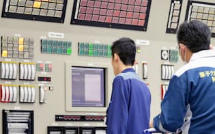 関西電力高浜原発の中央制御室で、3号機の再稼働のためレバーを操作する運転員（29日午後5時、福井県高浜町）=代表撮影