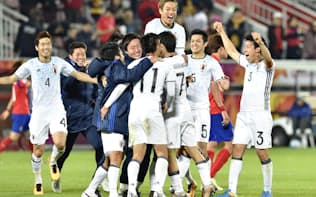 U-23アジア選手権決勝で韓国を破り優勝、喜ぶ日本イレブン=共同