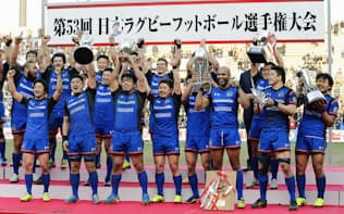 ラグビー日本選手権で2季ぶり5度目の優勝を果たし、喜ぶパナソニックフィフティーン（31日、東京・秩父宮ラグビー場）=共同
