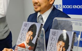自著「負けるぐらいなら、嫌われる」の発売イベントに出席したラグビーの田中史朗（1日、東京都新宿区）=共同
