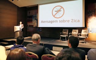 リオ五輪の大会組織委が開いた記者会見。担当者は蚊への対策に力を入れると強調した（2月2日、リオデジャネイロ）=共同
