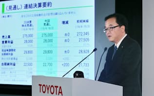 決算発表するトヨタ自動車の大竹常務役員（5日、東京都文京区）
