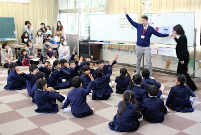 岡山県総社市の昭和小学校は市の「英語特区」に指定され、1年生から重点的な英語教育を実施する
