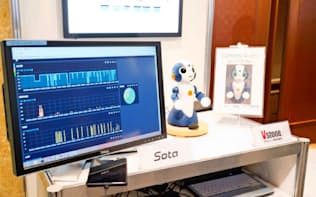 NTTデータはロボットベンチャーのヴイストン（大阪市）と共同で人型ロボットを使ったサービスの開発を進めている