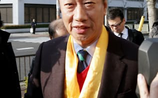 黄金色のスカーフを巻いて交渉のためシャープ本社に入る鴻海の郭董事長（5日、大阪市）