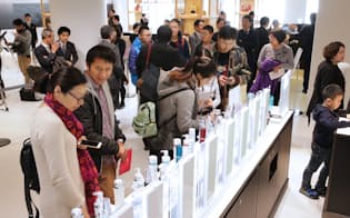 「Japan Duty Free GINZA」で買い物をする外国人観光客ら（東京都中央区の三越銀座店）