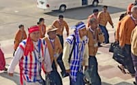 カラフルな衣装を身にまとい、ミャンマー連邦議会に登院する少数民族議員（2月8日、ネピドー）