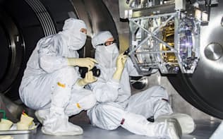 米ルイジアナ州にある重力波望遠鏡の装置を調整するLIGOチームの研究者ら=LIGO提供・共同