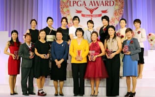 昨年の日本女子プロゴルフ協会の表彰式で記念撮影する選手ら。今季はどんなニューヒロインが誕生するか=共同