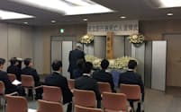 東京都足立区は4日、引き取り手がなかった遺体のための追悼式を庁舎内で開いた