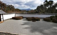 比叡山を借景にする正伝寺の枯れ山水庭園