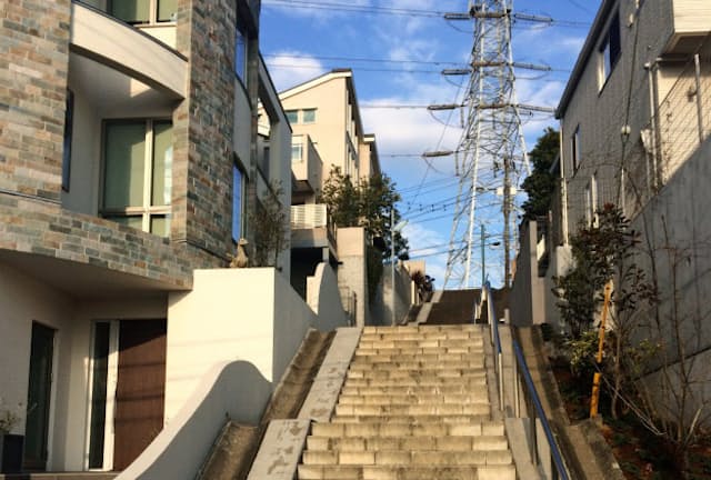 横浜市の「美しが丘」も高級住宅地だが高齢化か進んでいる。階段や坂も多い