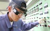 眼鏡のような情報機器で、作業の要点を確認できる（兵庫県加東市のJMACS兵庫工場）