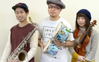 あさちゃん・あんど・じゅんれい　東京スカパラダイスオーケストラの創始者だったASA-CHANGが脱退後、1998年に結成。これまでに5作のアルバムを発表。メンバーはサックスなどの後関好宏（左)、パーカッション奏者のASA-CHANG（アサチャン）こと朝倉弘一（中）バイオリンの須原杏（あんず）（右）