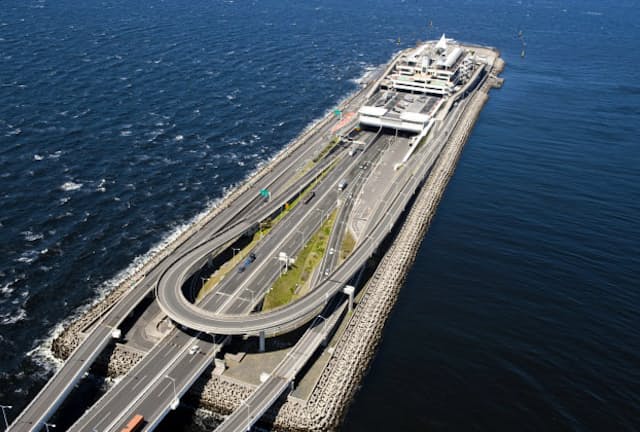 東京湾アクアライン上にある「海ほたるPA」。上が川崎に向かうトンネル部分、下が木更津方面の橋。トンネルの出入り口が3つあるのが分かる（NEXCO東日本提供）