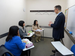 英語ブーム再来の兆し おもてなし英会話に5万円 日本経済新聞 英語ブーム再来の兆し おもてなし英会話に5万円 日本経済新聞