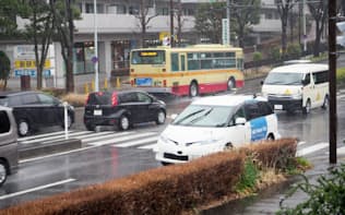 自動運転の走行コースとなる湘南ライフタウン中央けやき通り。平日でも交通量は多い。写真はドライバーの手動運転によるデモ走行