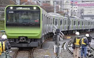 　30日から営業運転が始まる、山手線の新型車両E235系=25日午後、東京都品川区