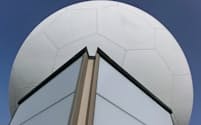 東京航空地方気象台の局舎屋上に設置されたレーダー。白いドーム内に本体がある