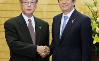 翁長沖縄県知事(左)と握手する安倍首相（4日午後、首相官邸）