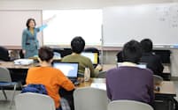 若者向けの無料パソコン講座も広がっている（2月、川崎市の「コネクションズかわさき」で）