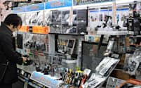 ヨドバシカメラマルチメディアAkibaのアクションカメラ売り場には多数の製品が並ぶ（東京都千代田区）