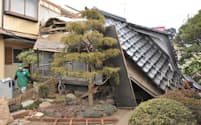 地震で屋根が崩れ落ちた住宅（宮城県栗原市）