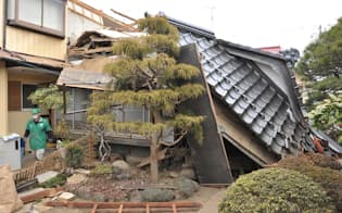 東日本大地震で屋根が崩れ落ちた住宅(宮城県栗原市)