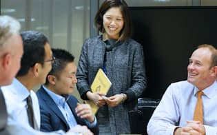 同僚らと笑顔で話すドイツ証券で働く今津那奈子さん（東京都千代田区）