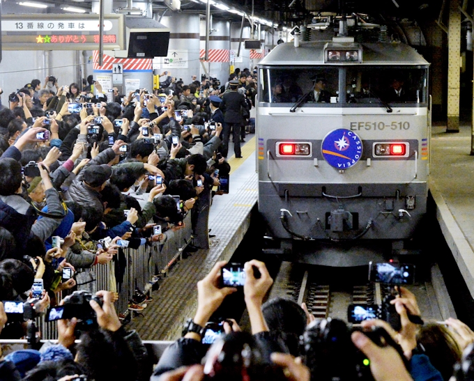 消えゆく列車にファン別れ カシオペアなどラストラン 日本経済新聞