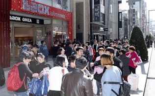 インバウンド（訪日外国人）需要の失速が小売店の収益を圧迫している（東京・銀座）
