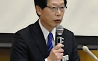 訓練中の新幹線停電について説明する島田社長
