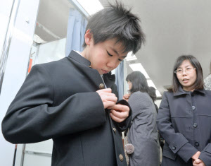 学ラン は生き残れるか 日本経済新聞