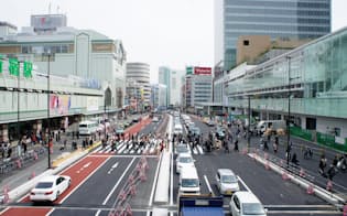 新宿駅南口。右手前の低層ビルがJR新南口と高速バスターミナルが一体化した「バスタ新宿」。4月4日の開業予定