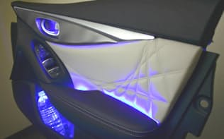 内装部品メーカーの河西工業は自動運転時代を見据え、浮かび上がる光で乗員に情報を伝えることを目指している（写真はコンセプトドア）