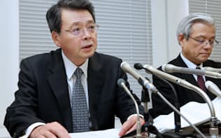 決算の修正を発表する三菱商事の小林社長(左)（24日午後、東京都港区）