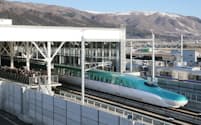 JR新函館北斗駅を出発する北海道新幹線の上り一番列車（26日午前6時35分、北海道北斗市）