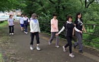長野県松本市内を歩く市民