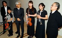 「東北ユースオーケストラ」の演奏会で記者団の取材に答える坂本龍一さん（右から4人目。右端はジャズピアニストの山下洋輔さん）