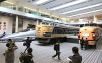 報道陣に公開された、特急や新幹線などの車両が並ぶ京都鉄道博物館（1日午後、京都市下京区）=写真　山本博文