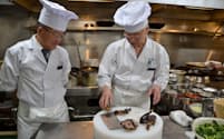 熊本ホテルキャッスルの中華料理店、桃花源の「樟茶鴨子」は熊本で斎藤隆士社長(左)が広めた四川料理の秘伝だ。