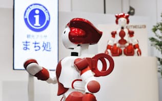 発表会で観光案内の実演をする日立製作所のヒト型ロボット「エミュー3」（8日午前、東京都港区）