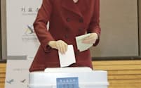 韓国総選挙で投票する朴槿恵大統領（13日、ソウル）=AP
