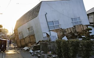 地震で倒壊した家屋（15日午前、熊本県益城町）=共同