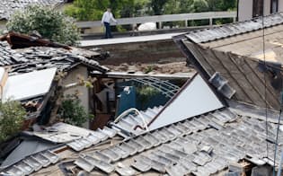 家屋が激しく倒壊した益城町寺迫地区（16日午前、熊本県）=写真　三村幸作